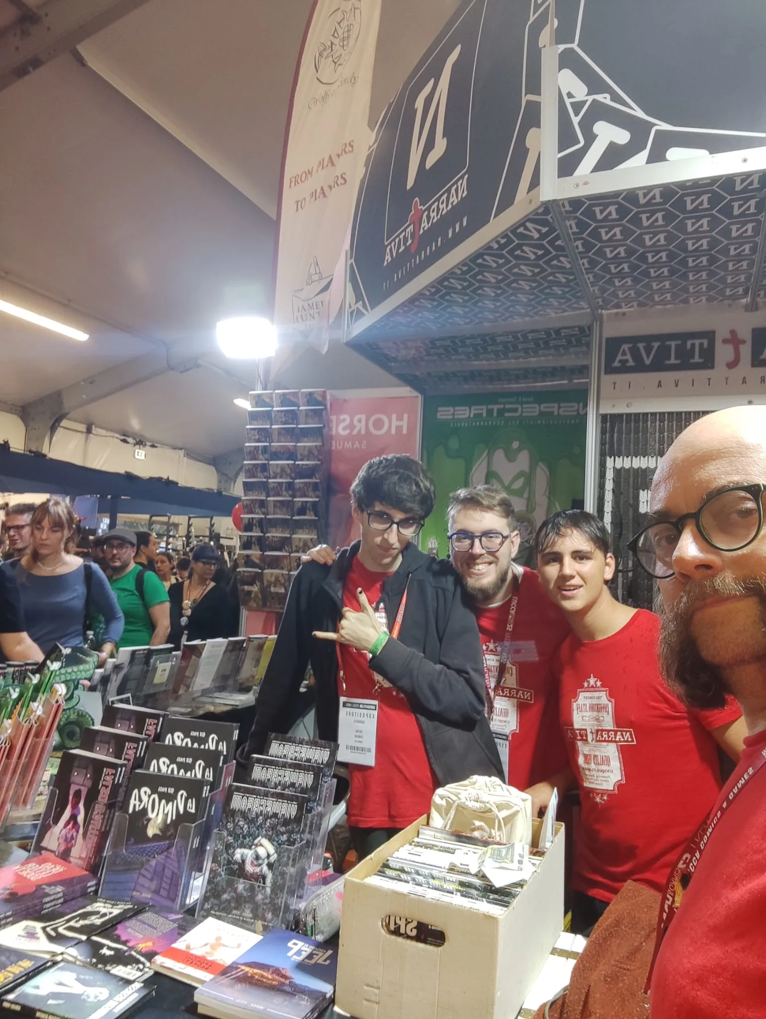 Dott. Friedrich in camice a una fiera del gioco da tavolo
