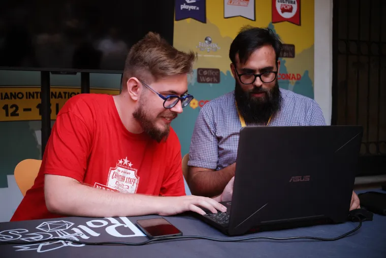 Federico al lavoro sui contenuti social per un gioco da tavolo